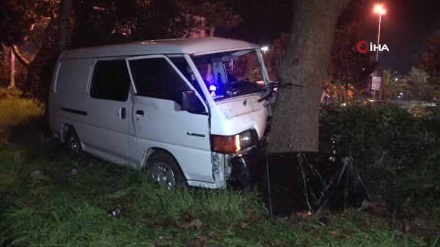 Maltepe sahil yolunda ağaca çarpan sürücü araç içinde sıkıştı