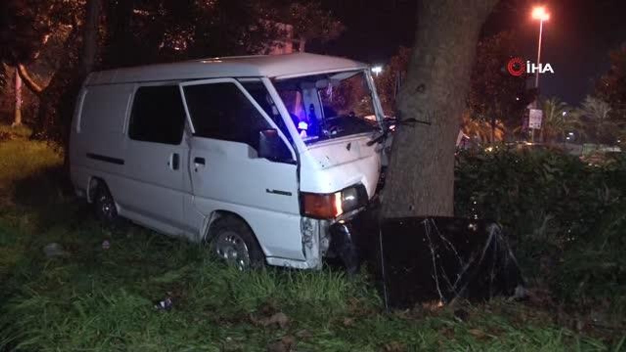Maltepe sahil yolunda ağaca çarpan sürücü araç içinde sıkıştı