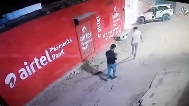 नौ माह से फरार लूट के आरोपी ने दो मकानों पर चलाईं नौ गोलियां