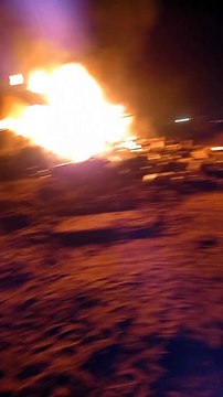 आग का गोला बना चलता ट्रक, टायर जलने से पलटा