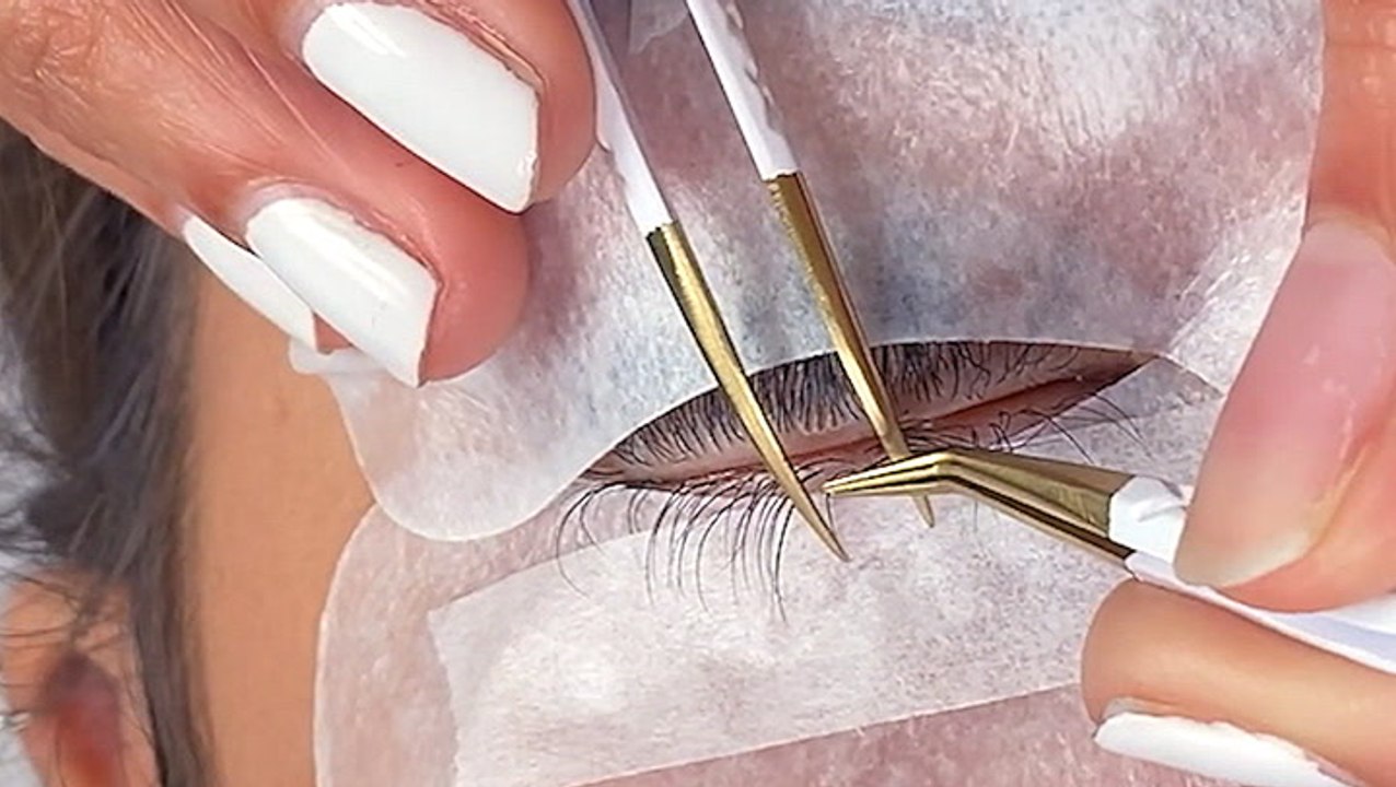How bottom lash extensions are applied