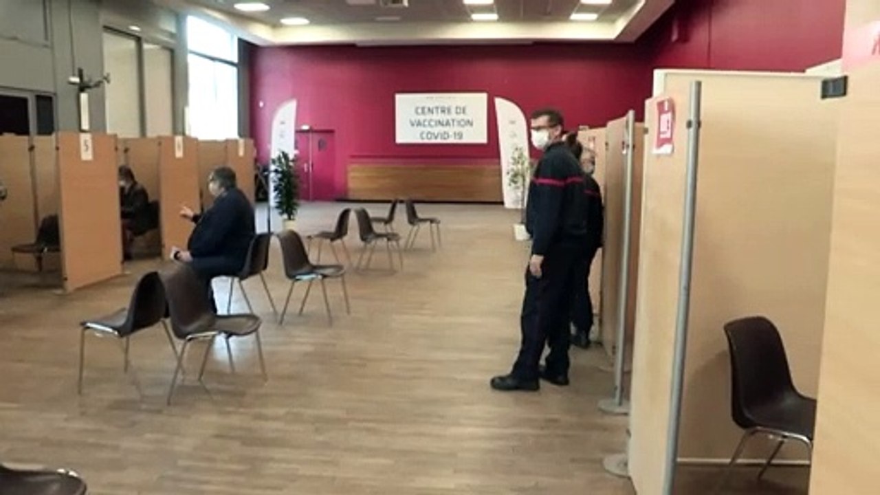 ЕС пытается ускорить вакцинацию, но нечем