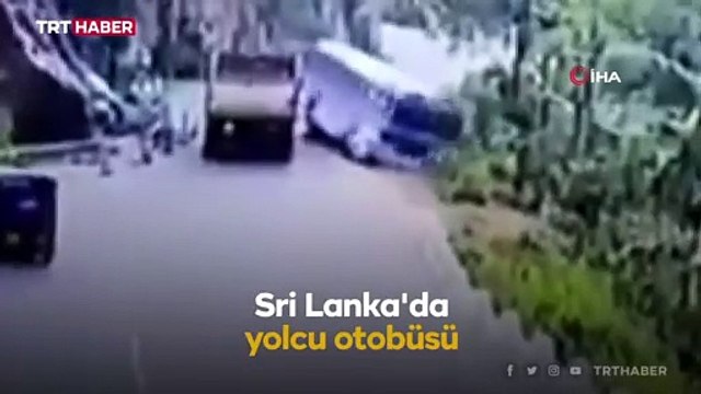 Sri Lanka'da otobüs uçuruma yuvarlandı