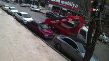 Başkent'te vinç park halindeki iki otomobili biçti