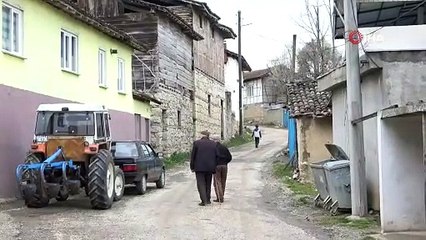 Dedelerinden kalan 300 yıllık bayrağa gözleri gibi bakıyorlar