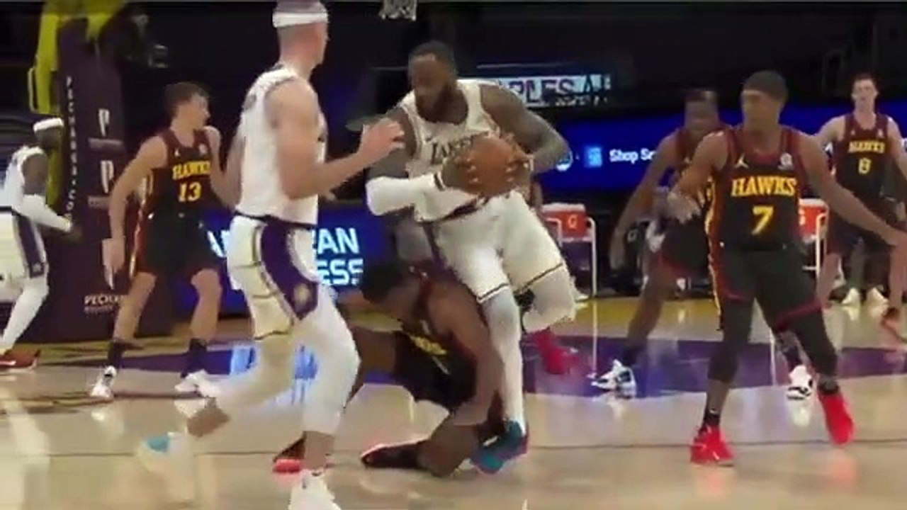 Así se lesionó LeBron James ante los Hawks de Atlanta