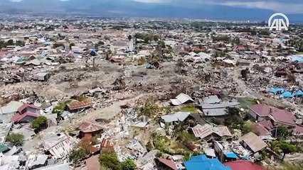 Endonezya'daki deprem bölgesi havadan görüntülendi