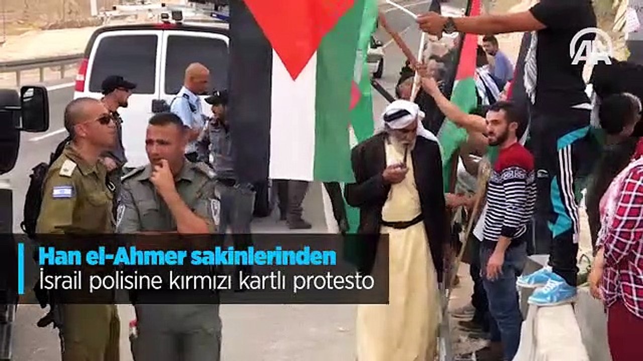 Han el-Ahmer sakinlerinden İsrail polisine kırmızı kartlı protesto