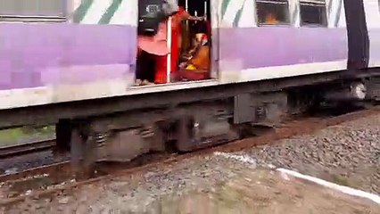 下载视频: Bandel-Katwa Local Train with Yellow Head & White pink color Body Medha Local skipping a curve