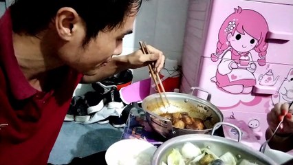 Buổi cơm chiều đơn sơ nơi phòng trọ
