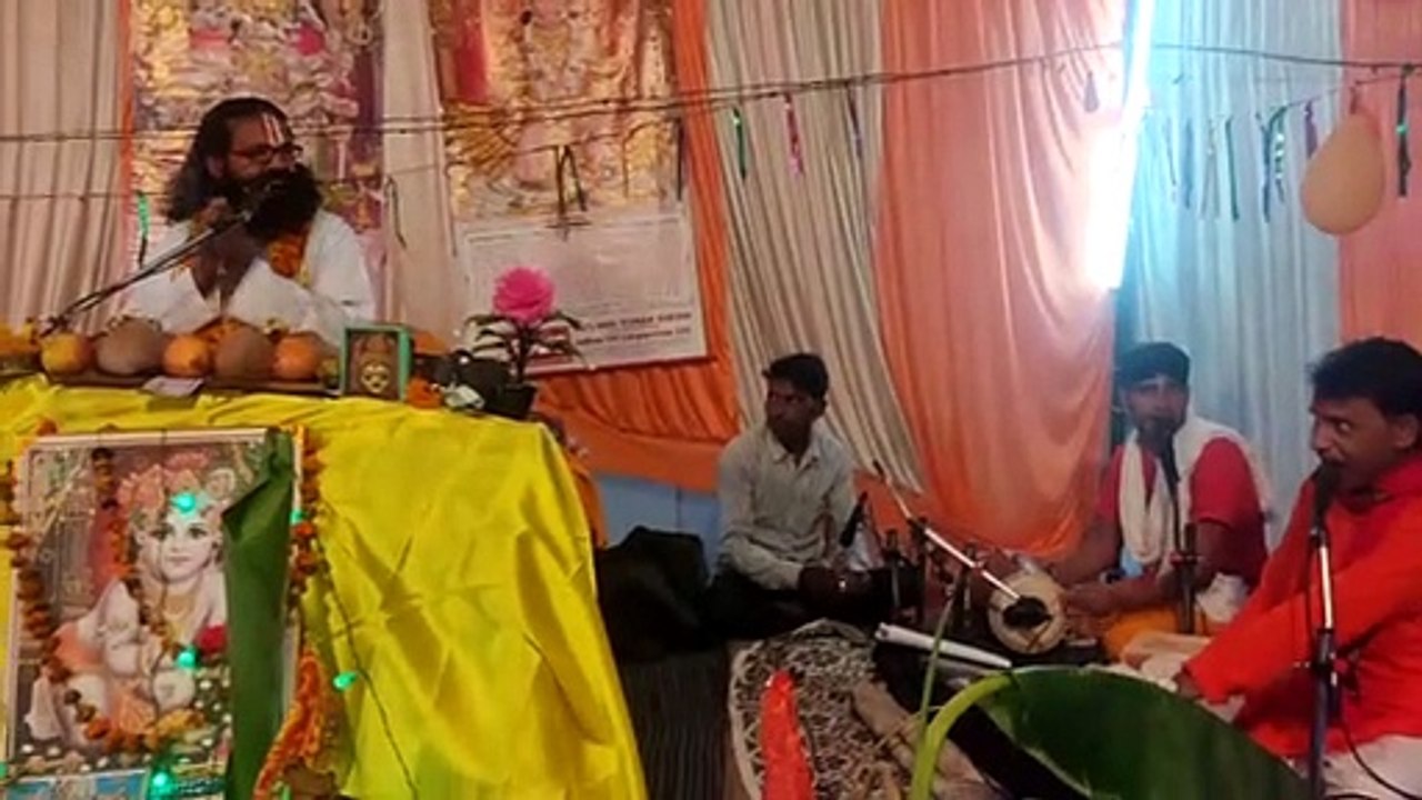 कथा व्यास के भजनों पर झूमे श्रोता