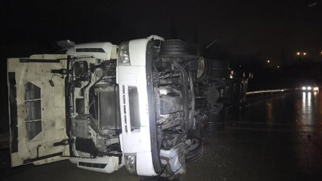 Kontrolden çıkan TIR, bariyerlere çarparak devrildi; Sürücü yaralandı