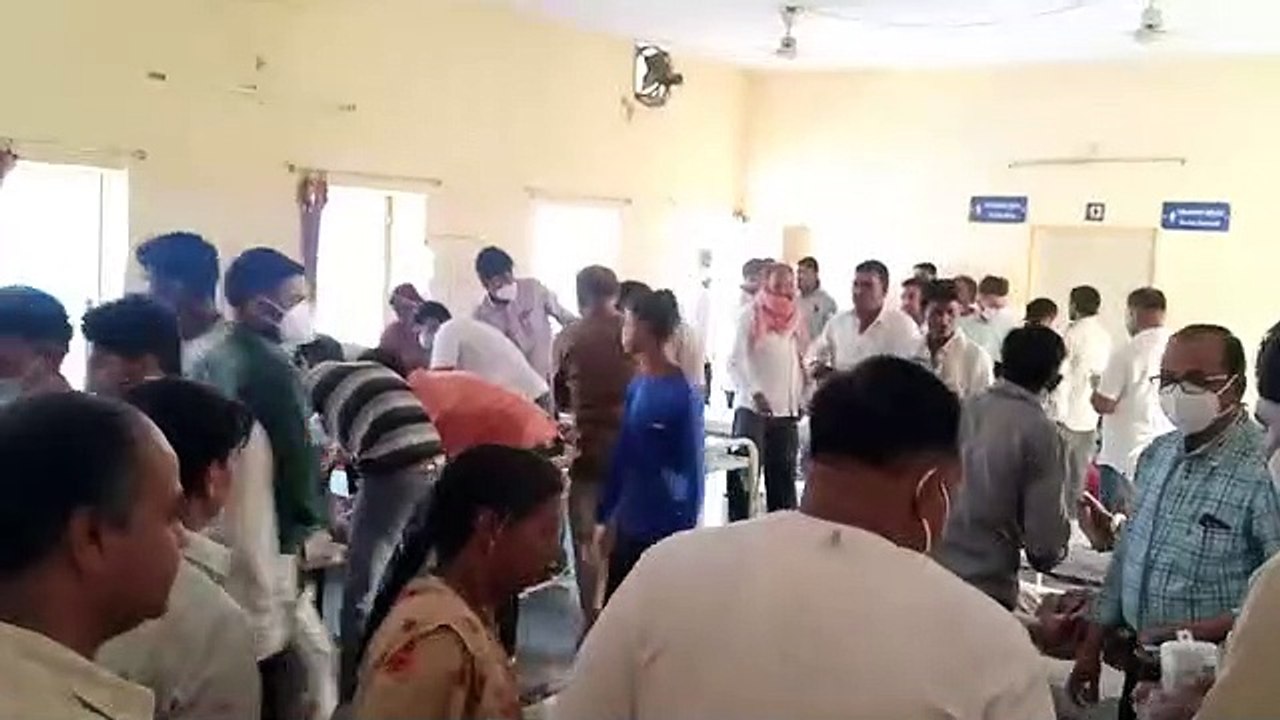 मजदूरों से भरी पिकअप पलटी, करीब चार दर्जन मजदूर हुए घायल