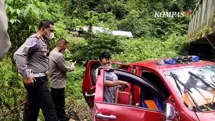 Aksi Heroik Polisi di Papua Gendong Korban Kecelakaan Seberangi Sungai