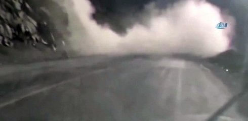 Yola kaya parçaları düştü!