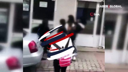 Genç kızların akıl almaz kavgası! Arkadaşları tezahürat yaptı