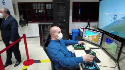 ANKARA - Bakan Varank, HAVELSAN'ın keskin nişancı simülatörünü denedi (1)