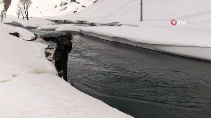 Donan dere yataklarının çözülmesiyle vatandaşlar buz gibi suda balık avına çıktı