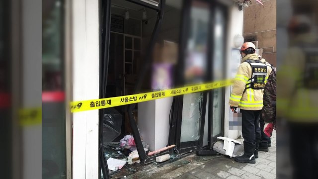 1톤 화물차가 음식점 안으로 돌진...50대 병원 이송 / YTN