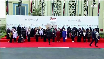 الرئيس السيسي وقرينته يلتقطان صورة تذكارية مع الأمهات المثاليات