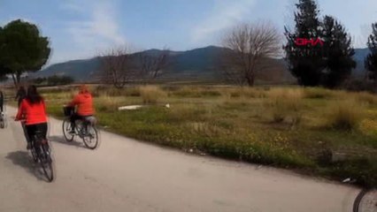 OSMANİYE Bisikletle mama taşıyarak kırsaldaki sokak hayvanlarını beslediler