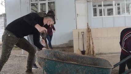 KIRKLARELİ - Köy sakinleri okul bahçesini imeceyle temizledi