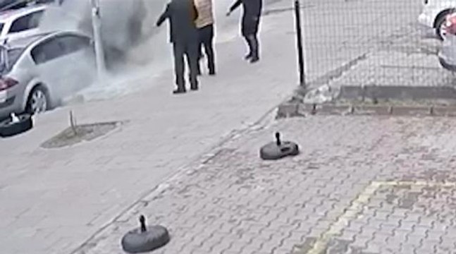 Son dakika haber: Otomobil bir anda alev aldı, o anlar güvenlik kamerasına böyle yansıdı