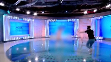 Romanya'da sunucu, canlı yayında çıplak bir kadının saldırısına uğradı