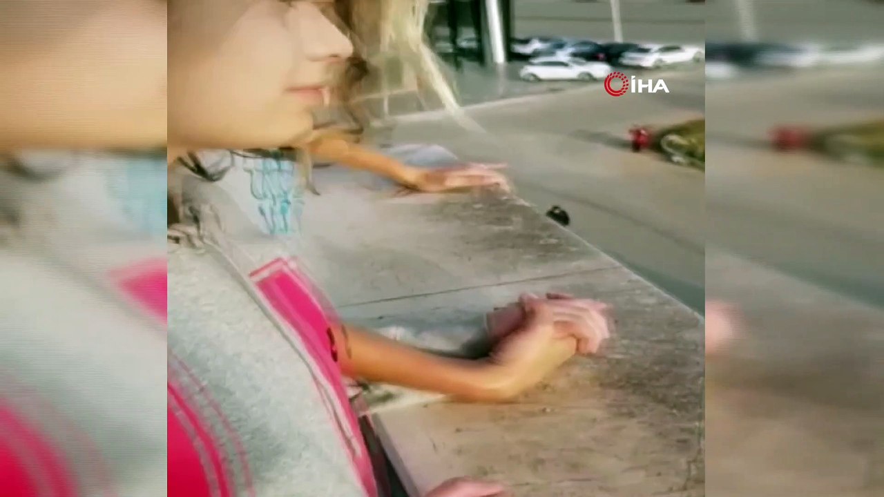 Yangında terasta mahsur kalan aile çaresizce evlerinin yanışını görüntüledi
