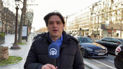 PARİS - Fransa'da 3. dalgayla mücadelenin sürdüğü Kovid-19 salgınında Paris sokakları kısmen boşaldı