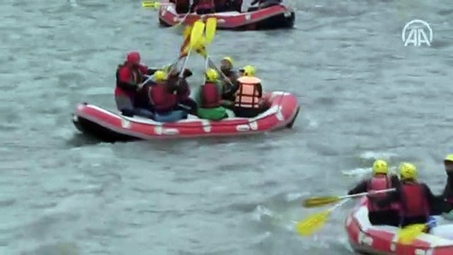Macera tutkunları Melen Çayı'nda rafting yaparak adrenalin depoladı