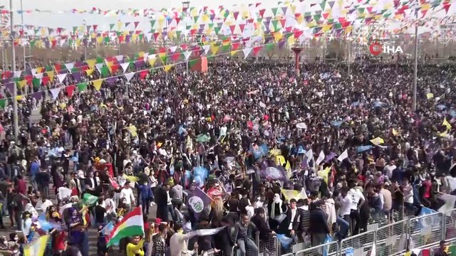 Diyarbakır'daki Nevruz kutlamasında sosyal mesafe unutuldu; PKK paçavraları açıldı