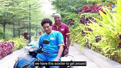 ब्रायन लारा को हेलमेट पहनने की अहमियत समझाते नजर आए सचिन