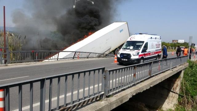 Son dakika haber... - Mersin'de kaza yapan tır alev aldı,