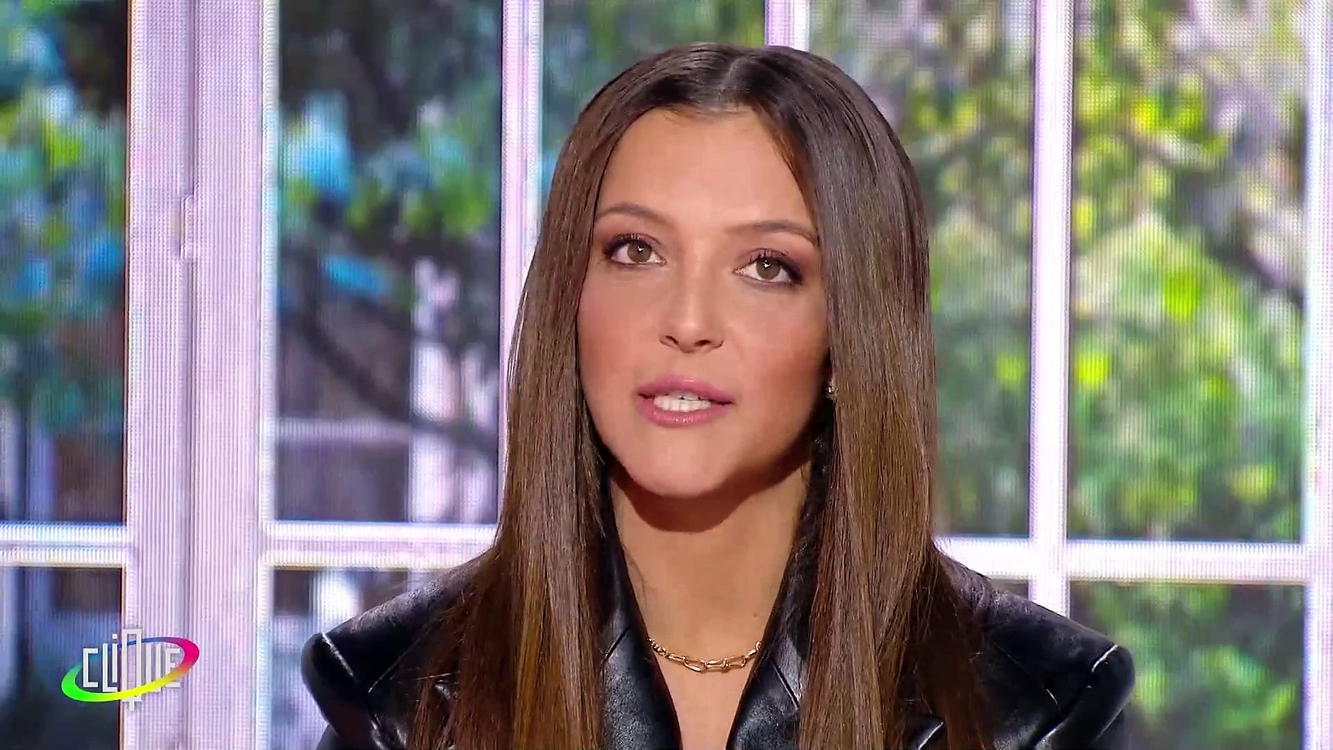 camille lellouche dans l emission clique presentee par mouloud achour et diffusee sur canal video dailymotion