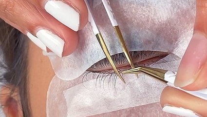 How bottom lash extensions are applied