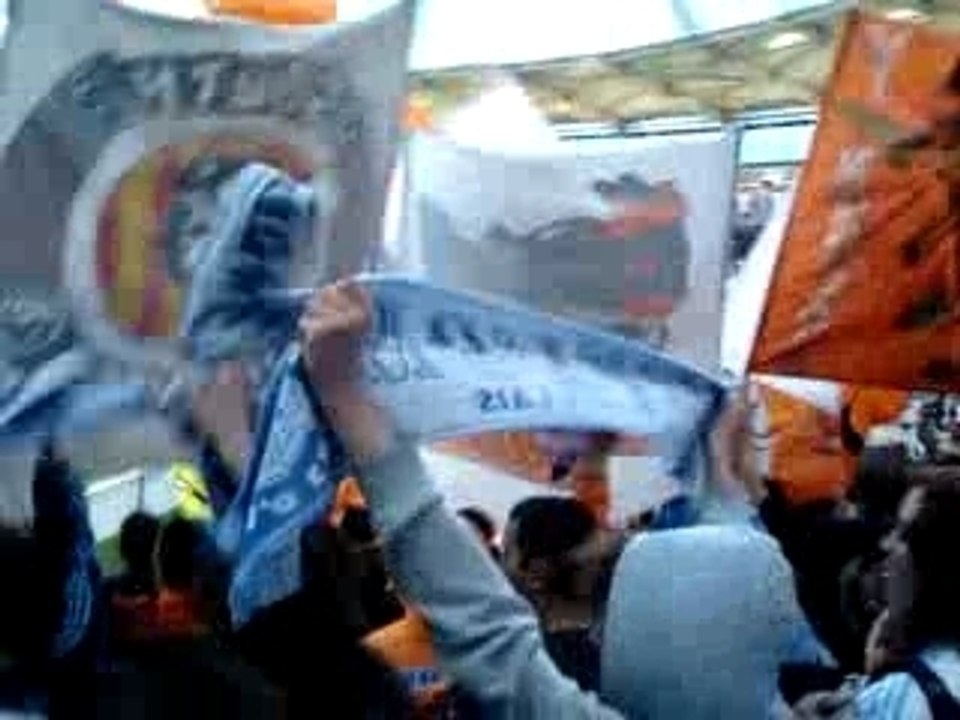 Toulouse - Om : Agitation Drapeaux Om