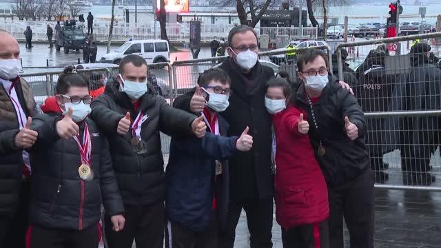 Son dakika haberi... Bakan Kasapoğlu, Beşiktaş-Fenerbahçe derbisini down sendromlu sporcularla izledi