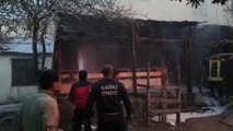 Osmaniye'de marangozhanede çıkan yangında üst kattaki evde mahsur kalanlar itfaiye ekiplerince kurtarıldı
