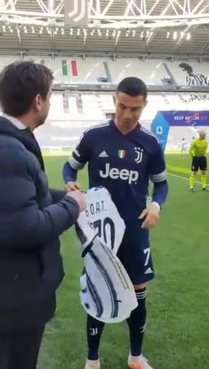 Cristiano Ronaldo được Juventus tặng áo 'GOAT'