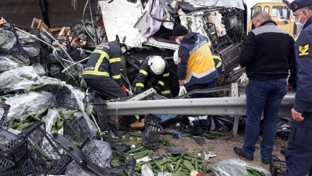 Sebze yüklü tırın devrildiği kazada baba oğul hayatını kaybetti