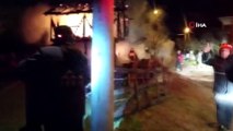 İki katlı ahır ve samanlık alev alev yandı