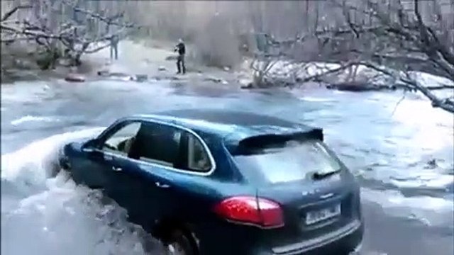 Il tente de traverser une riviere avec son Porsche Cayenne