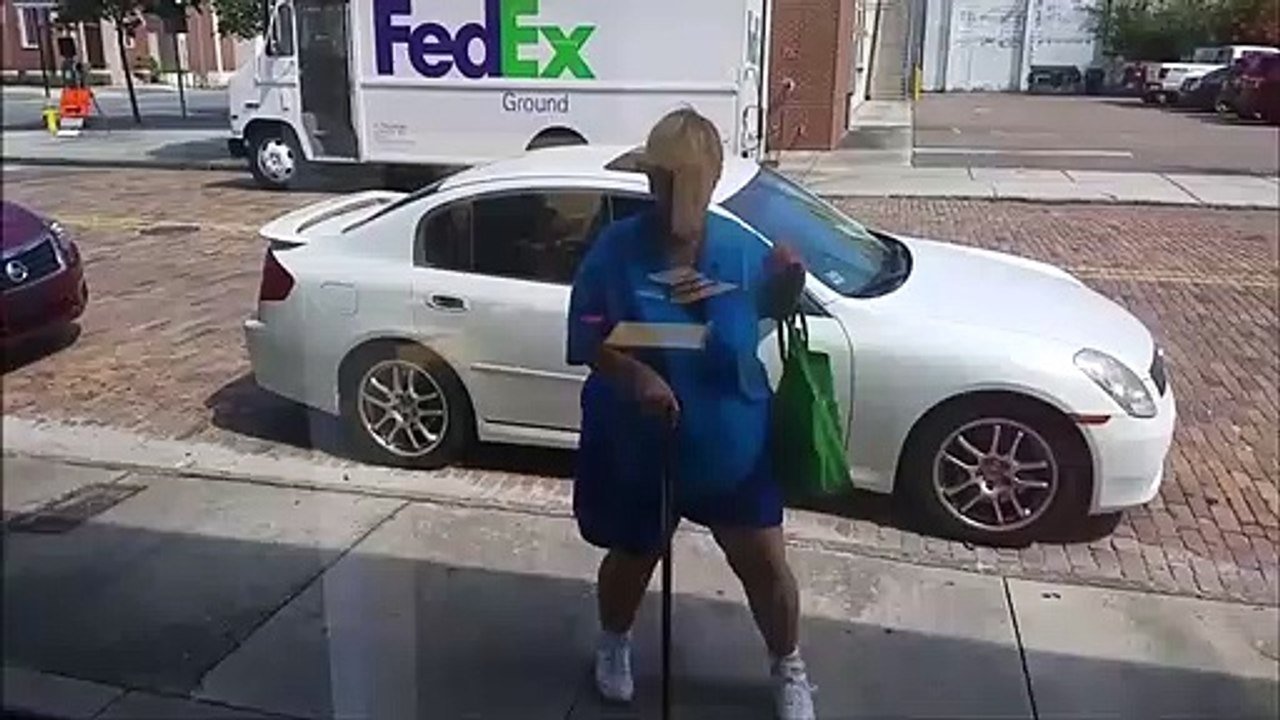 Elle danse devant la vitre tintée d'une voiture sans savoir que quelqu'un est dedans