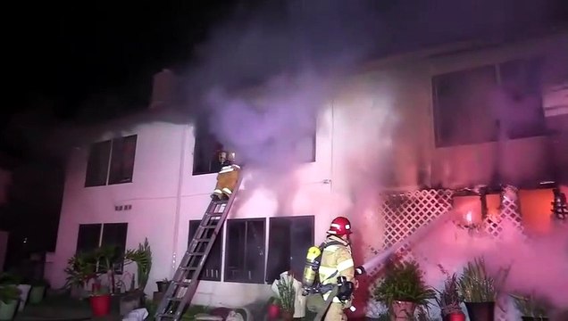 Ce débile tente d'aider les pompiers à éteindre un incendie et fait n'importe quoi