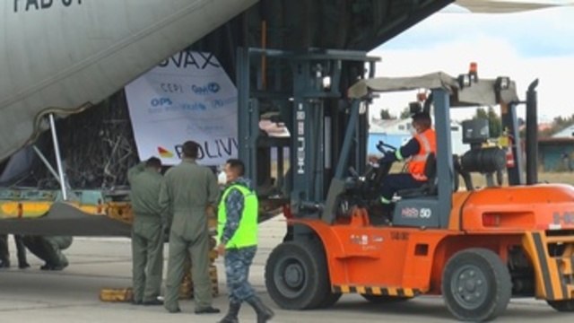 Bolivia recibe 228.000 vacunas Oxford y AstraZeneca del mecanismo Covax