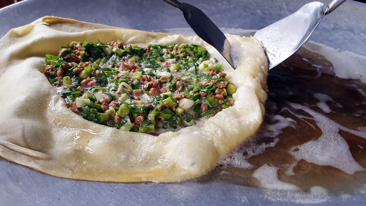 Martabak Cirebon. Martabak Telor Cirebon dengan isian daging sapi atau daging ayam sangat diminati di Cirebon.