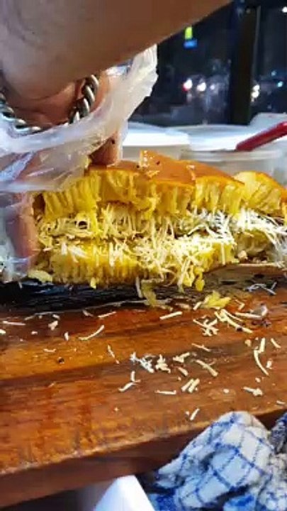 Martabak Cirebon. Martabak Manis Keju Coklat ini Tebal, dan tekstur nya kenyal dan bersarang.