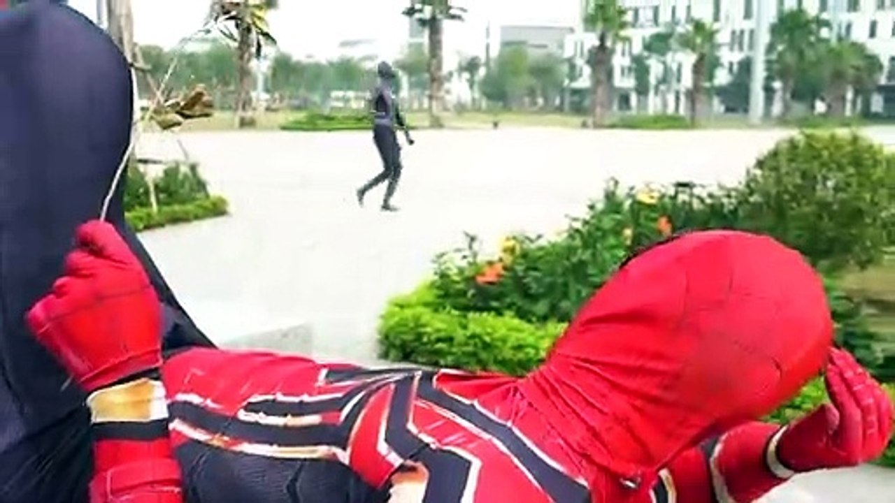 15. SPIDER-MAN vs DOUBLE VENOM In Real Life Battle On The Beach Người nhện và Venom đi biển