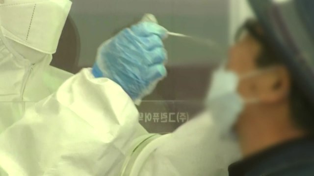 [뉴스라이브] 내일부터 65세 이상 백신 접종 시작...여전히 '유행 확산' / YTN